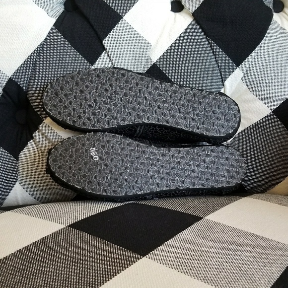 Toms size 5.5 Black Lace Design - Picture 3 of 5